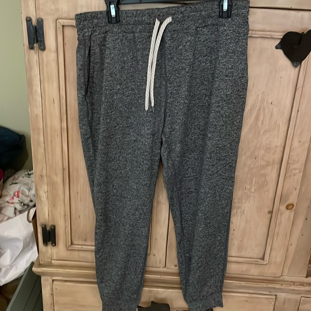 Vuori Women’s joggers gray/black Sz L NWOT